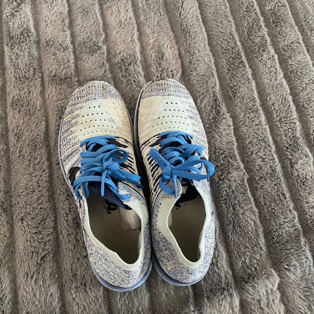 Nike flyknit free runs